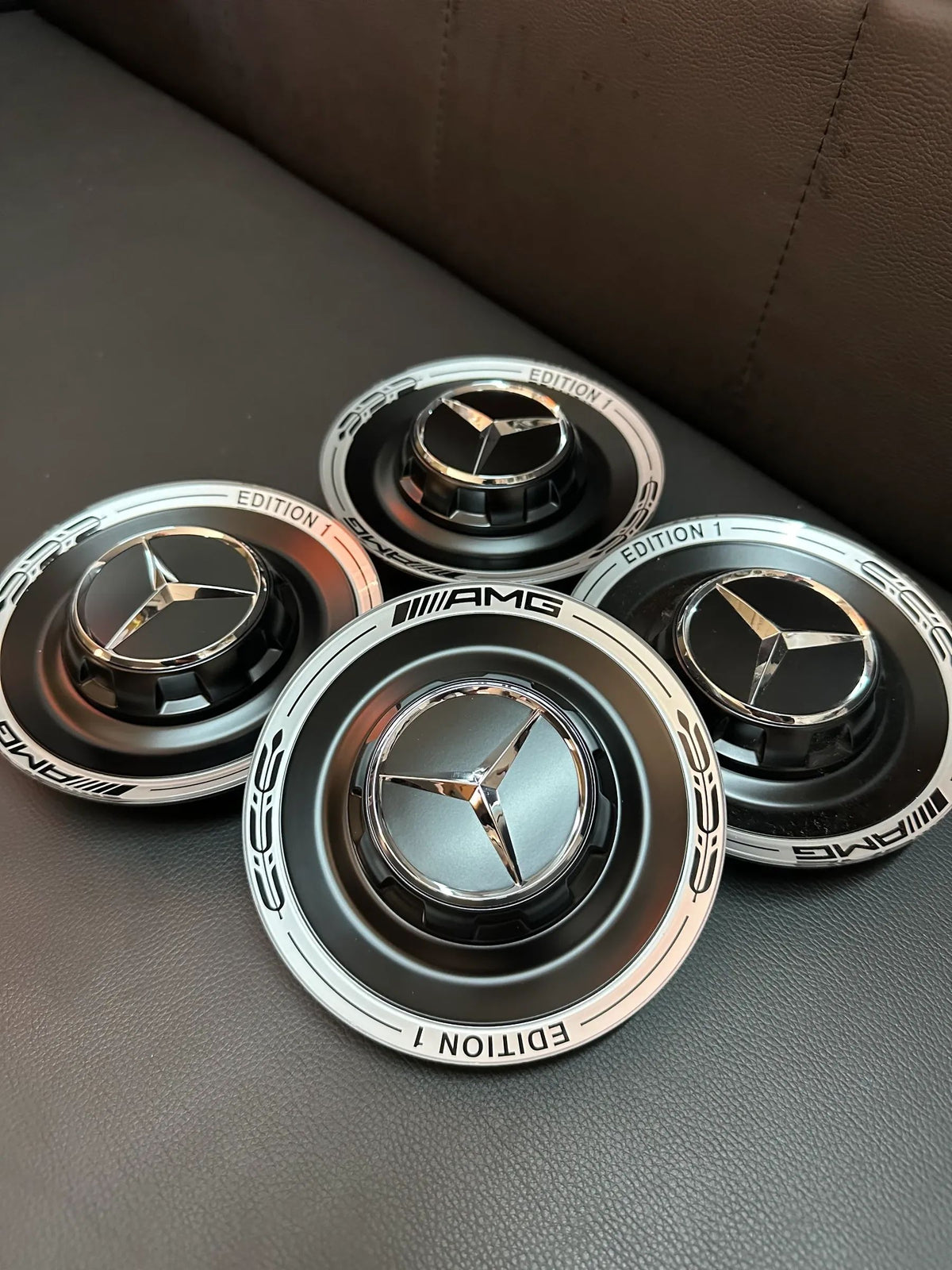 4x Original Wie Neu Mercedes AMG Edition1 Nabendeckel Silber/schwarz A0004005700