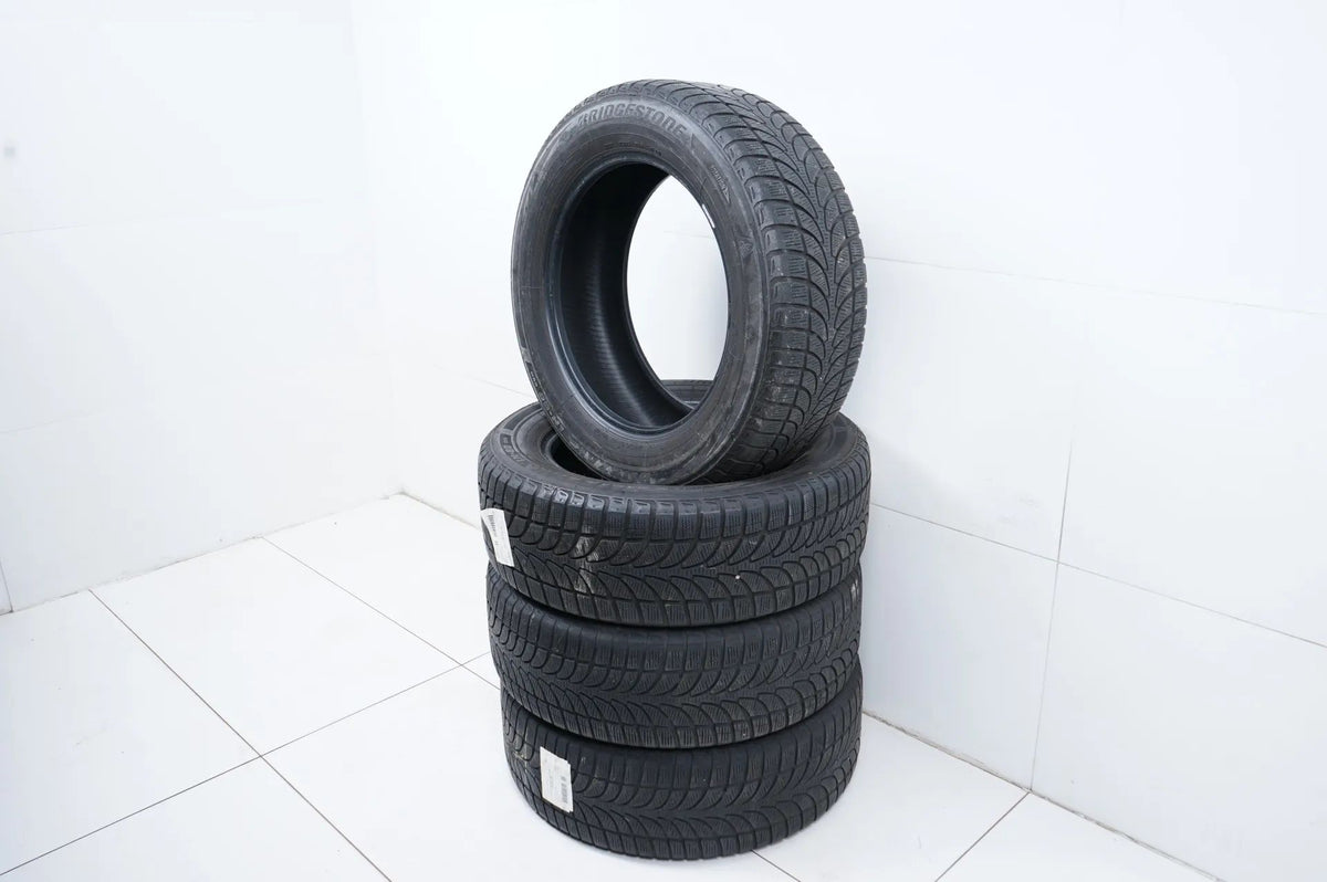 4x pneumatici invernali Bridgestone 235 60 18 pollici DOT19/18 MO circa 4mm Visualizzazione dettagliata 4
