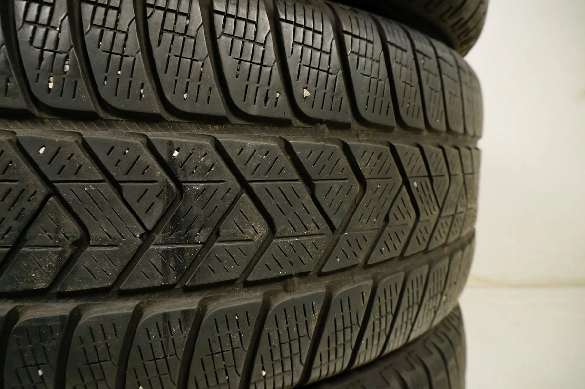 4x Winterreifen Pirelli 235 60 18 Zoll DOT20 MO ca.3-4mm Detailansicht 5