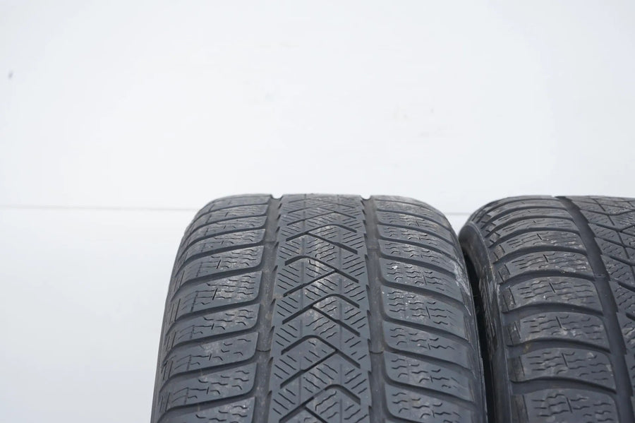 2 pneus d'hiver Pirelli 225/45 R18 18 pouces DOT21 env. 4 mm MO RFT