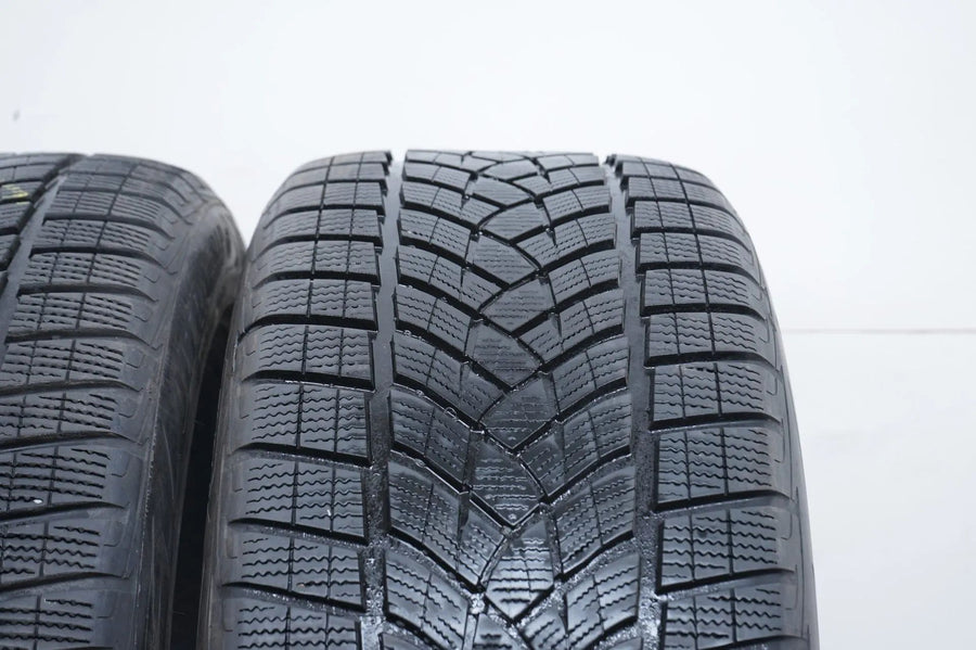 2 x Winterreifen Goodyear 275 45 21 Zoll ca.7 mm DOT19 MO
