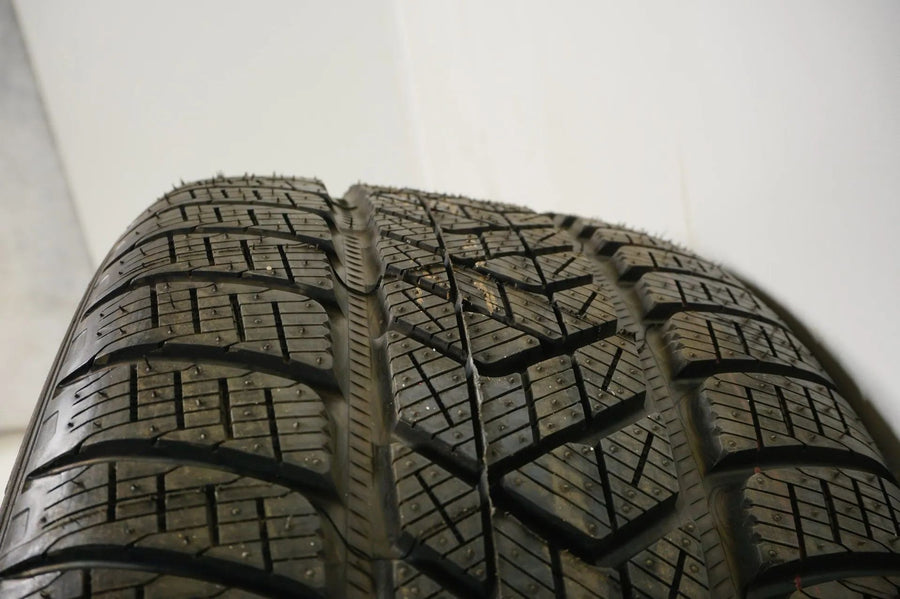 1x Neu Demo Winterreifen 255 45 20 Zoll Pirelli DOT19 Bmw*