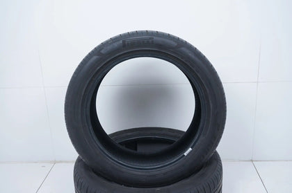 2 pneus été Pirelli DOT22 255/45/19 pouces, profondeur de sculpture d'environ 7 mm.
