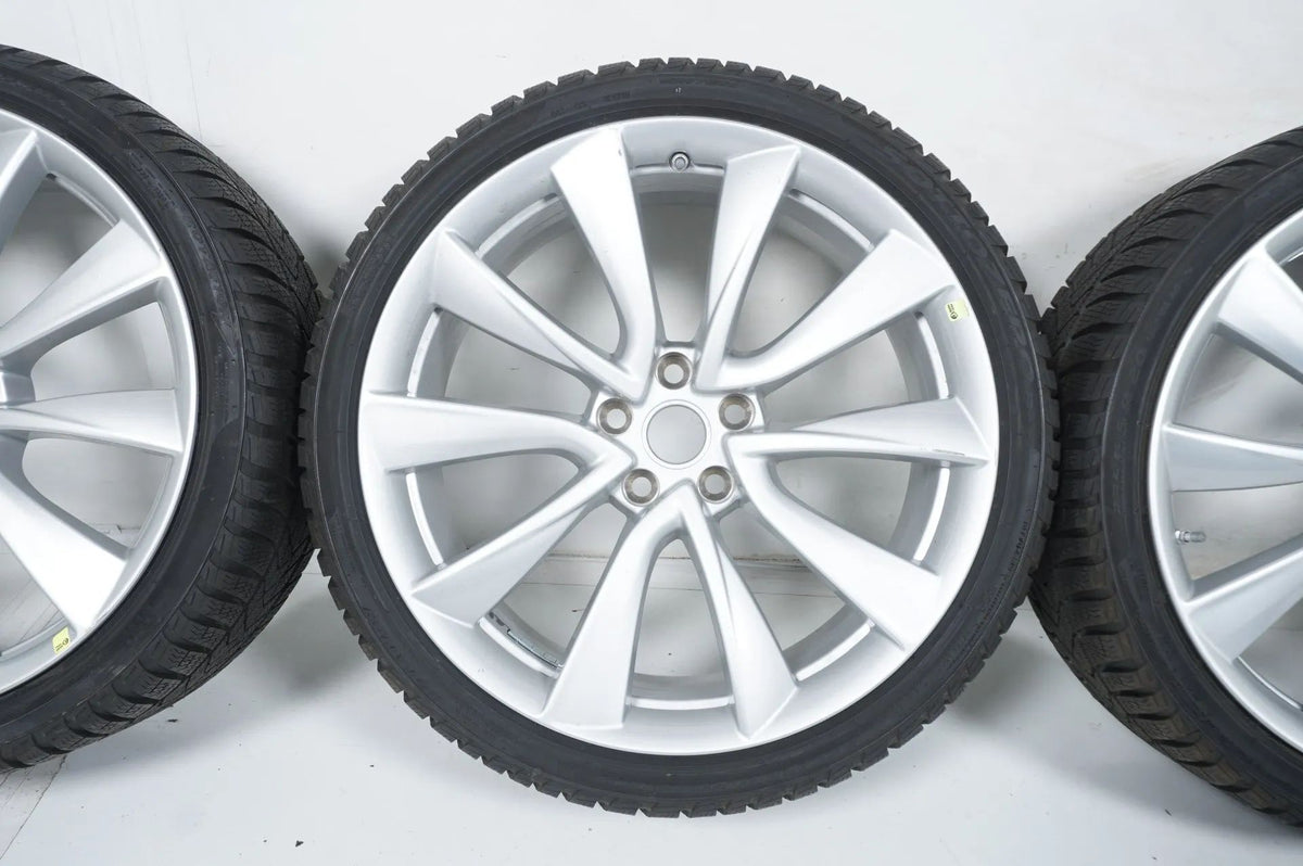 Like new Tesla Model 3 winter wheels 235/35/20 inch with sensors (valid until 2020) Detail view 4