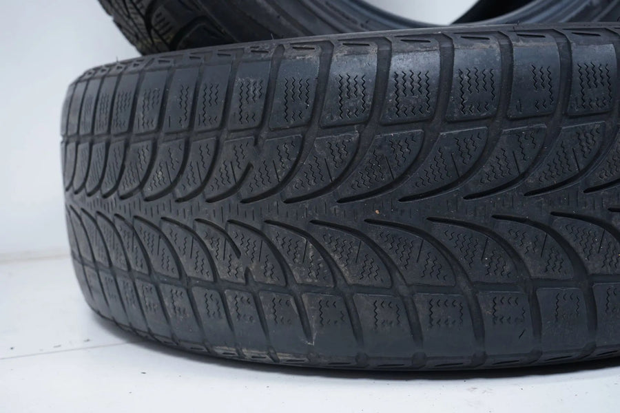 2 pneus d'hiver Bridgestone 235/60/18 pouces DOT 19/15 MO, profondeur de sculpture d'environ 4 mm