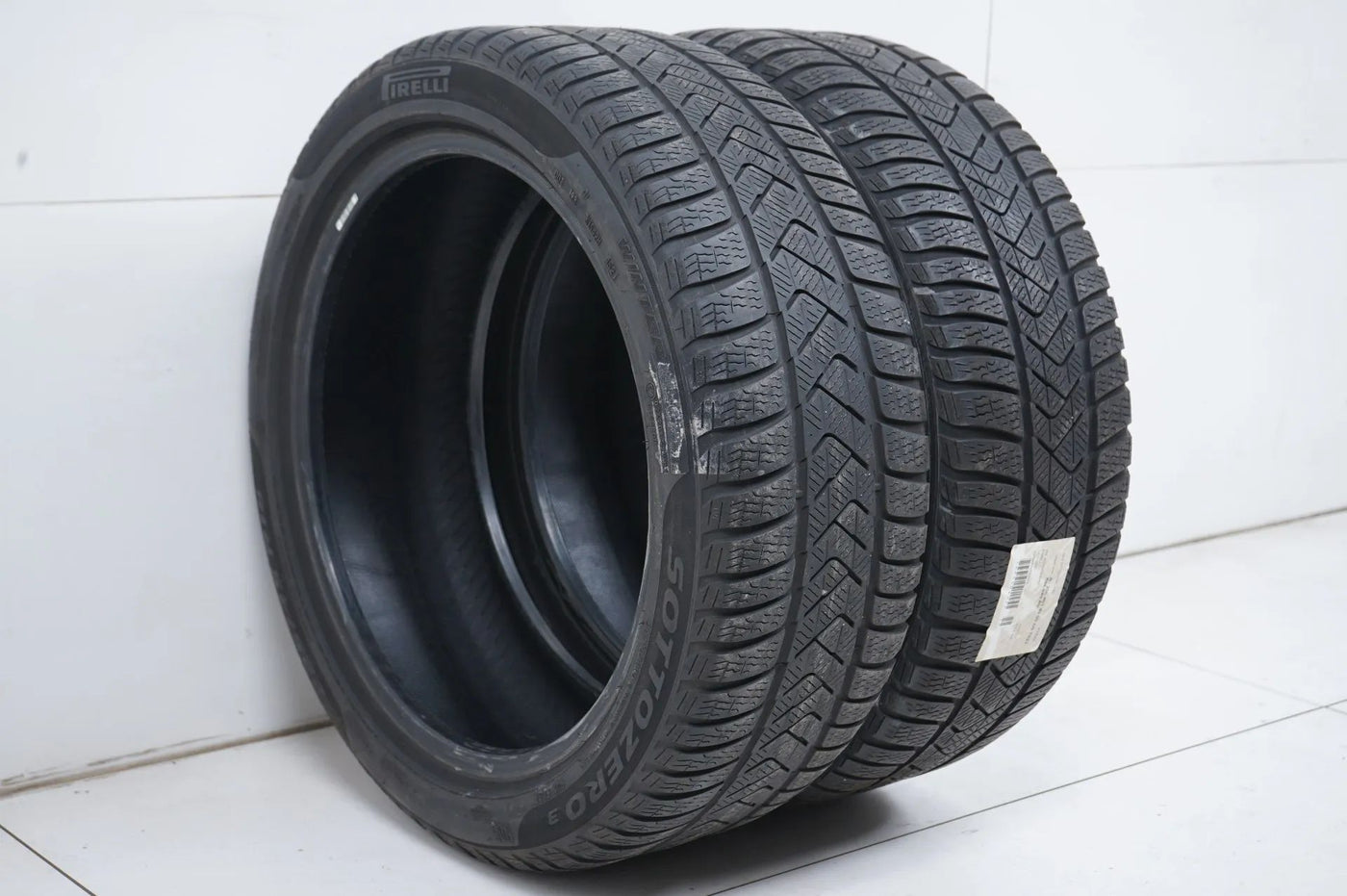 2 pneus d'hiver Pirelli 225/45 R18 18 pouces DOT21 env. 4 mm MO RFT