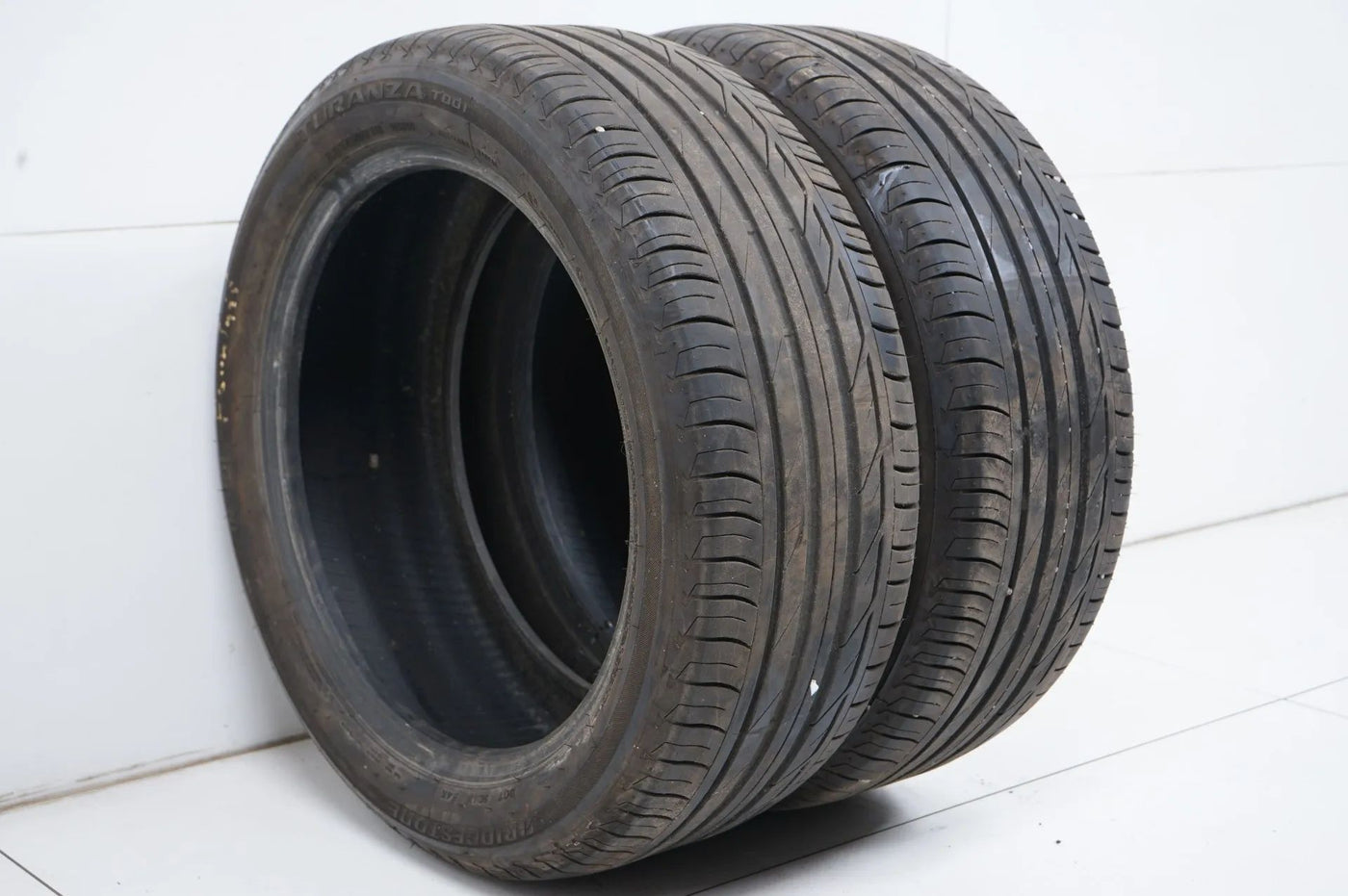 2 x pneus d'été Bridgestone 225 50 18 pouces DOT19 environ 6mm