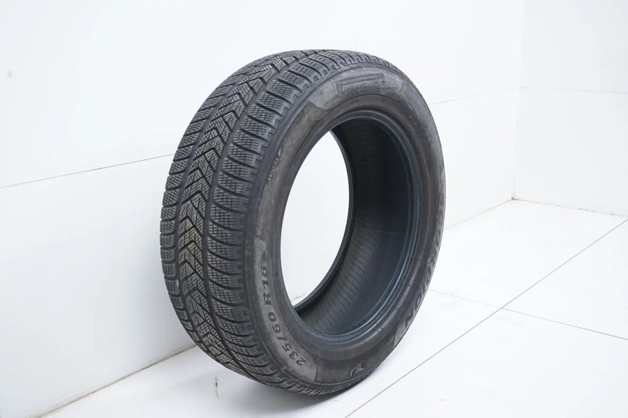 1x Winterreifen Pirelli 235 60 18 Zoll DOT19 MO ca.6mm