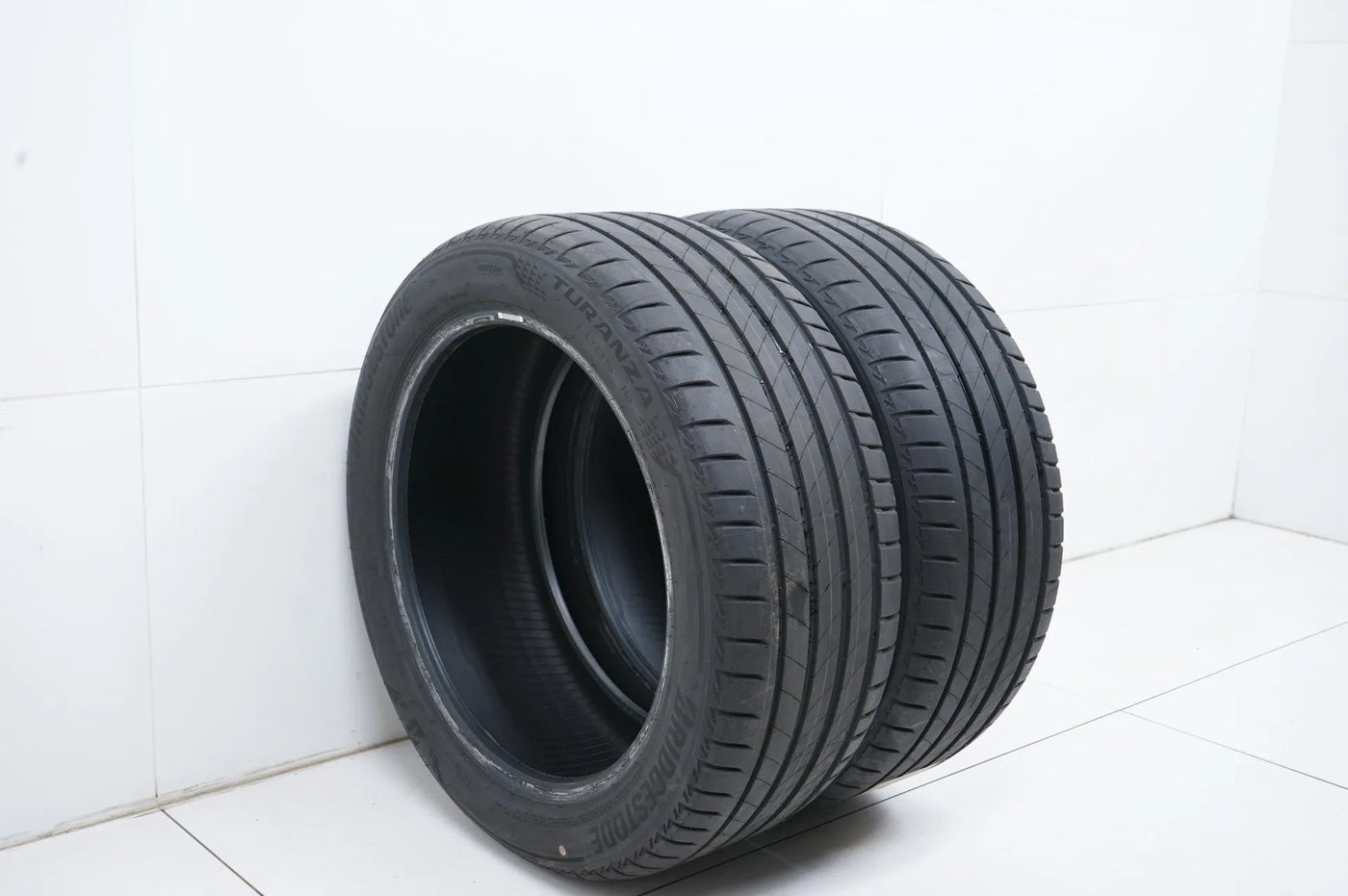 2 x Demo Sommerreifen 255 45 19 Zoll Bridgestone DOT23 MO