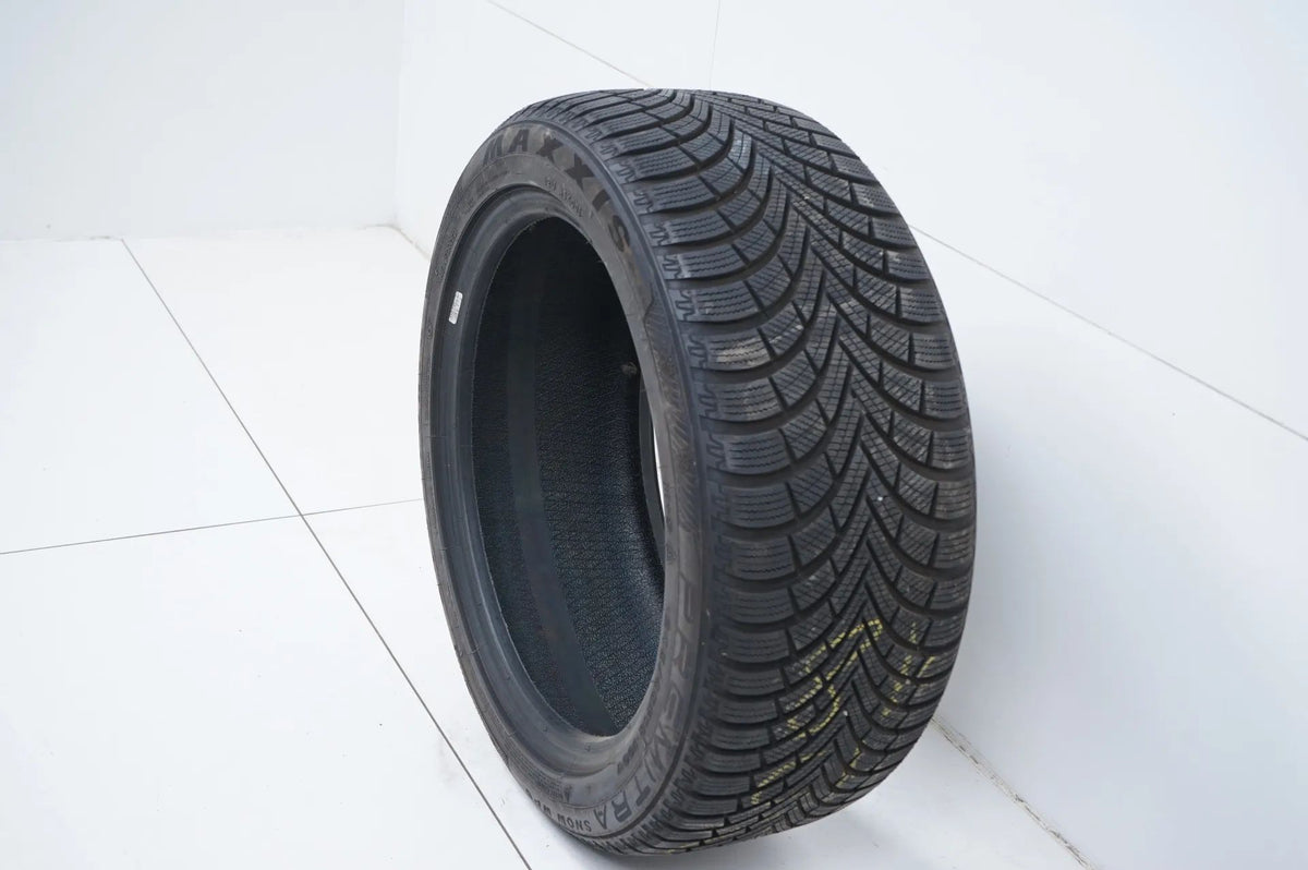 1x Winter tire 245 45 18 inch Maxxis approx. 7 mm DOT20 Detailansicht 4