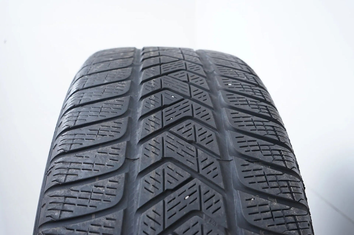 4x Winterreifen Pirelli 235 65 17 Zoll DOT20 MO ca.4 mm Detailansicht 5