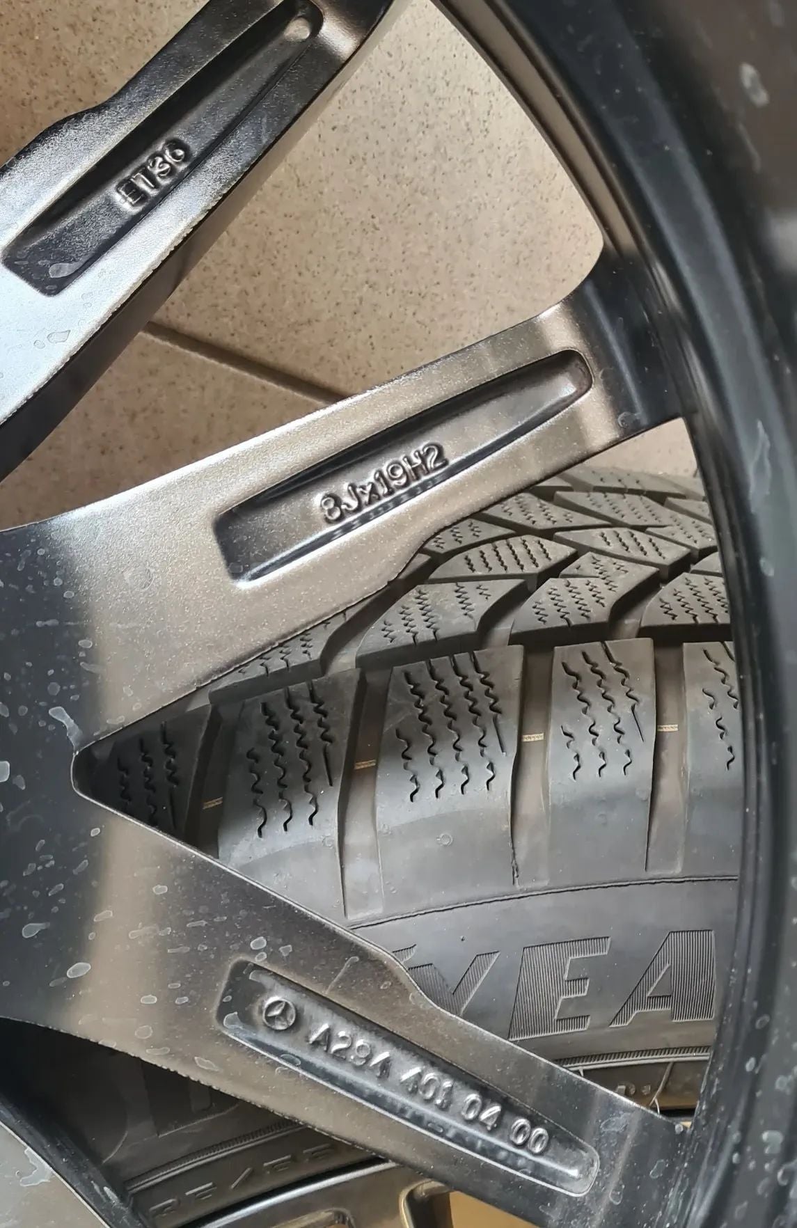 Original Mercedes EQE X294 SUV Alufelgen Winterreifen Winterräder 235 55 R19 6mm Detailansicht 3