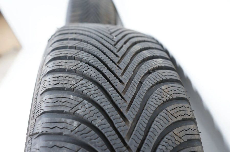 Audi Q2 81A Winterräder Winterreifen 215 55 17 Zoll 8mm 81A601025C