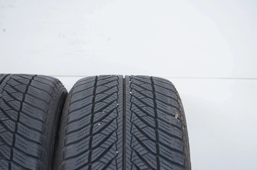 2 pneus hiver Goodyear 205/50 R17 pouces DOT15, profondeur d'environ 6 mm, BMW*RFT