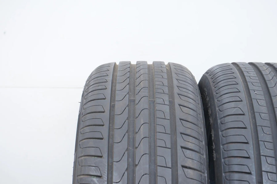 2 pneus été Pirelli DOT18 235/55/18 pouces, profondeur de sculpture d'environ 6 mm.