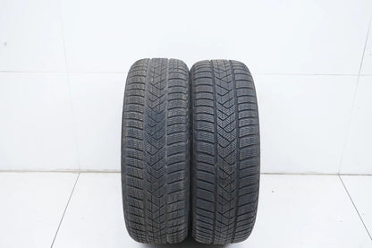 2 pneus hiver Pirelli 205/55/17 pouces DOT 22/21, profondeur de sculpture d'environ 4 à 6 mm.