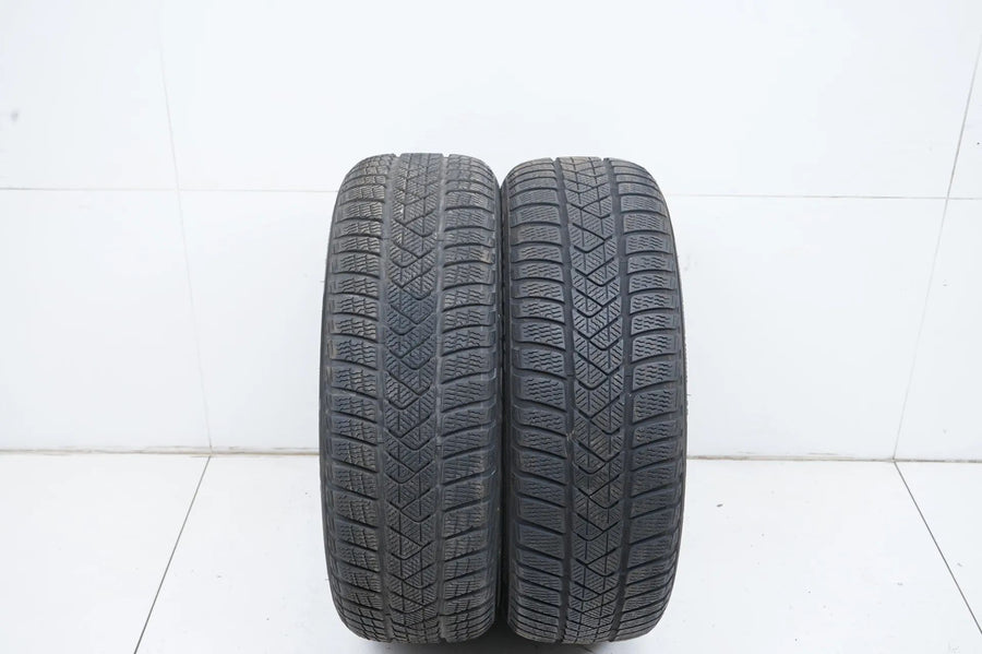 2 pneus hiver Pirelli 205/55/17 pouces DOT 22/21, profondeur de sculpture d'environ 4 à 6 mm.