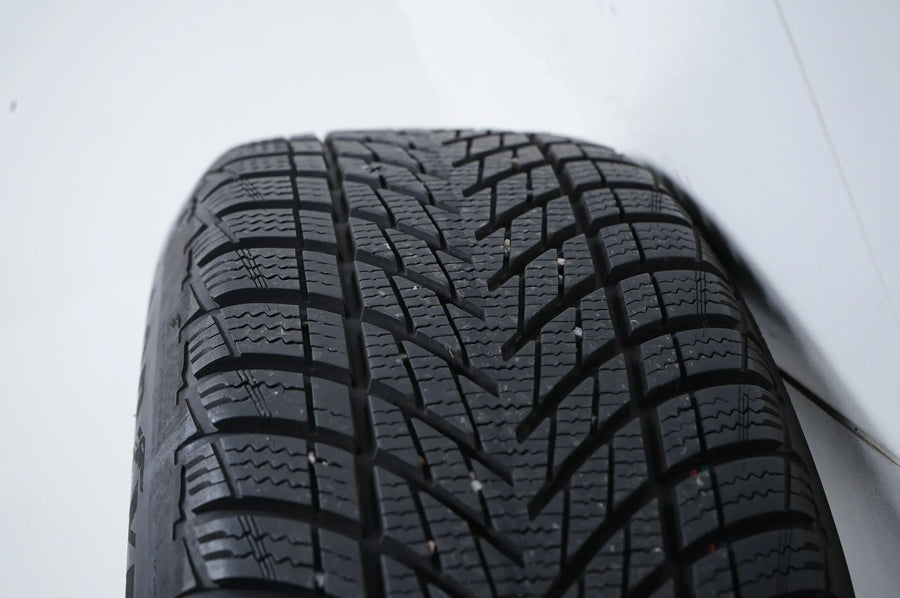 Ford Focus 4 IV Felgen Goodyear Winterreifen Winterräder 205 60 R16 96H 2023 7mm