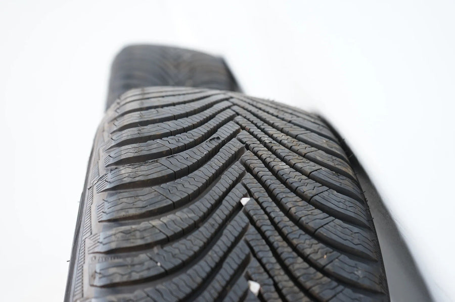Jako nové Audi Q2 81A zimní kola zimní pneumatiky 215 55 17 palců 8 mm 81A601025C