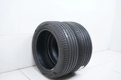 2 pneus été Pirelli DOT22 255/45/19 pouces, profondeur de sculpture d'environ 5 mm.