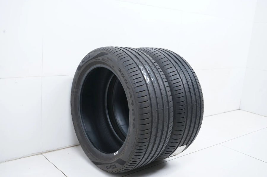 2 pneus d'été 255 45 R19 104Y Pirelli Cinturato P7 DOT22 env. 5 mm MO