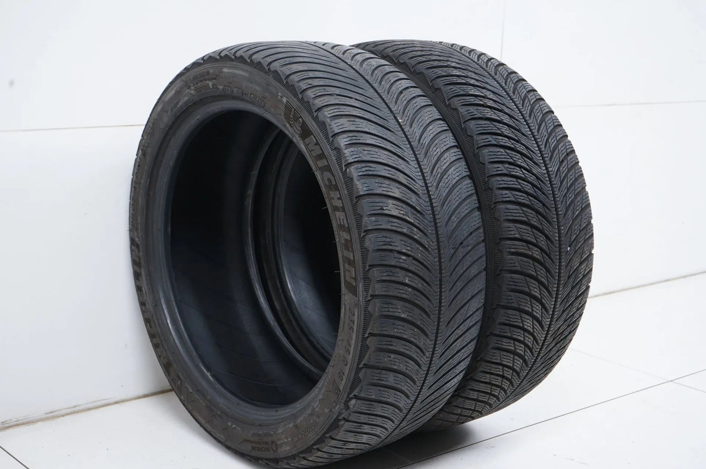 2 x Michelin winter tires 235 45 18 inch DOT22 approx. 3-5 mm MO
