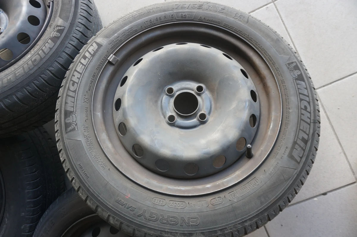 Original Fiat Grande Punto Stahlfelgen Felgen 50529059 6 x 15 ET43 Sommerreifen Detailansicht 2