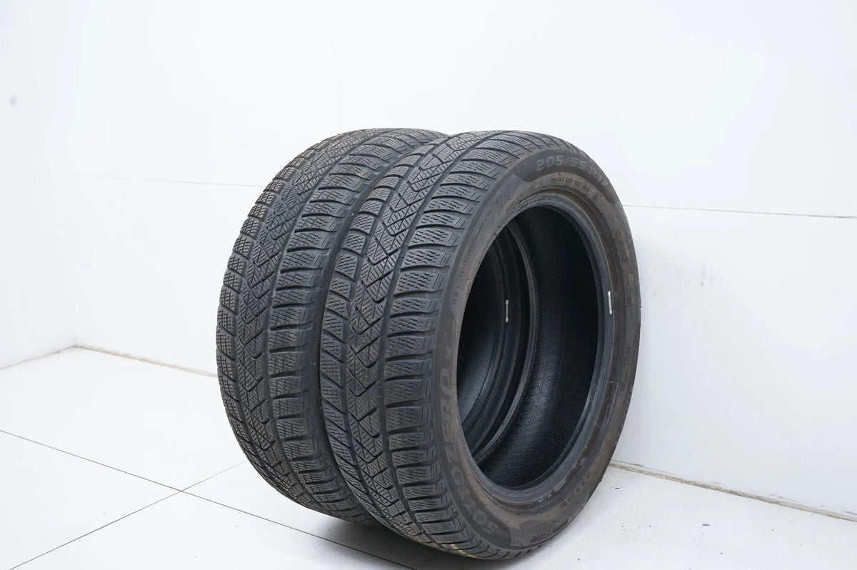 2 pneus hiver Pirelli 205/55/17 pouces DOT 22/21, profondeur de sculpture d'environ 4 à 6 mm. Vue détaillée 3