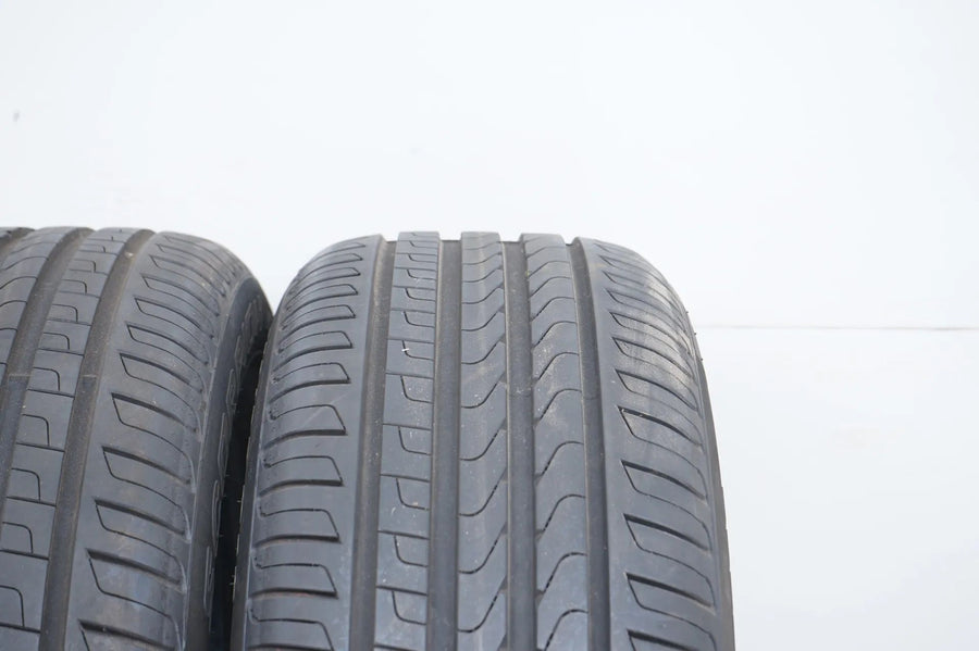 2 pneus été Pirelli DOT18 235/55/18 pouces, profondeur de sculpture d'environ 6 mm.