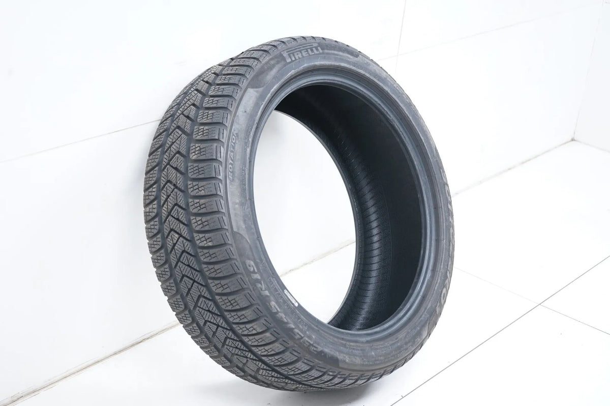 1 pneu hiver Pirelli 235/45/19 pouces, profondeur de sculpture d'environ 6 mm, homologué DOT19 MO Vue détaillée 3