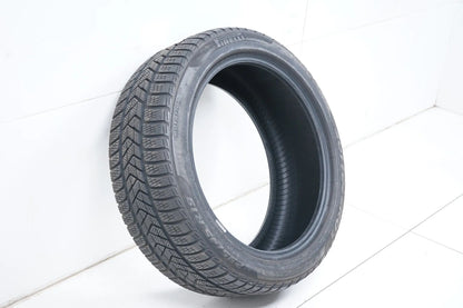 1 pneu hiver Pirelli 235/45/19 pouces, profondeur de sculpture d'environ 6 mm, homologué DOT19 MO