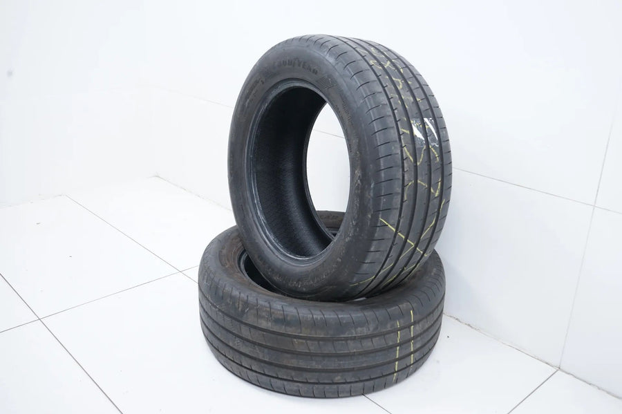 2 pneus été Goodyear 255/55/18 pouces DOT21, profondeur de sculpture d'environ 4 mm.