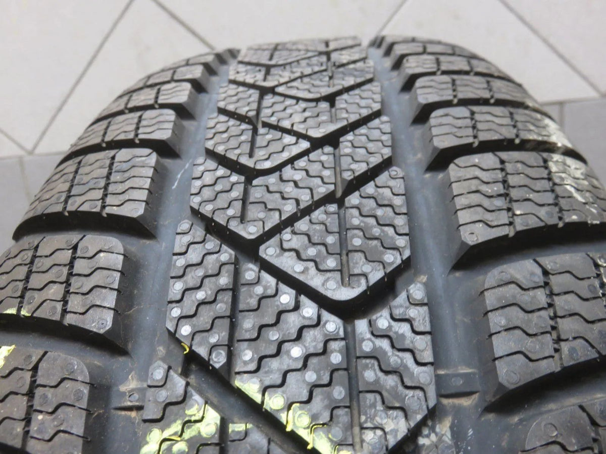 1 X 225 60 R18 104H Winterreifen Pirelli SottoZero 3* RSC RunFlat 2016 7,5mm Detailansicht 2