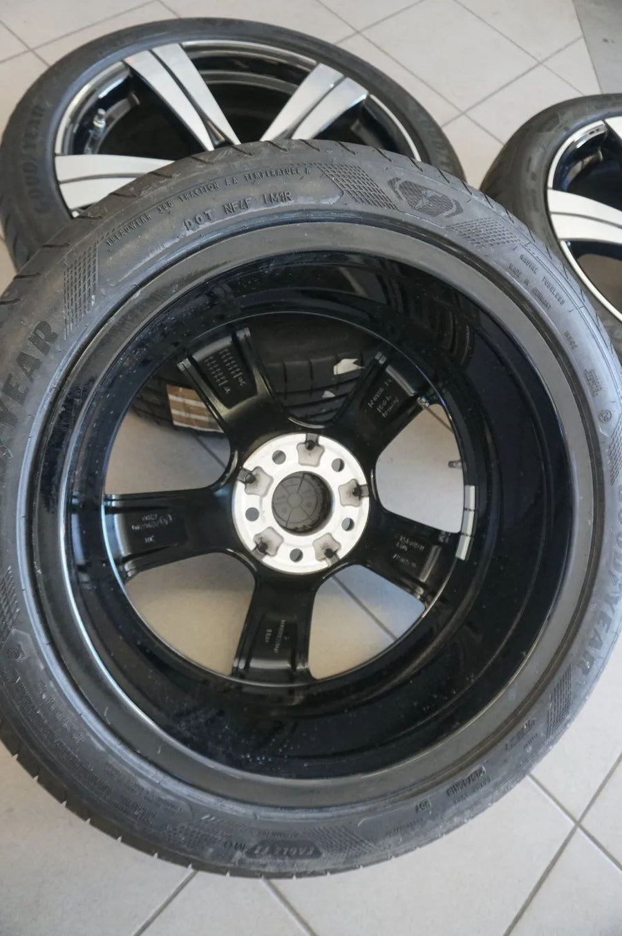 Originální hliníkové disky Mercedesu třídy C W206 S206 letní pneumatiky 225 45 245 40 R18