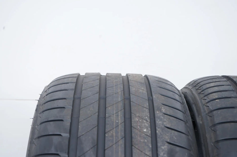 2 pneus été de démonstration Bridgestone 285/35/20 pouces DOT23 MO