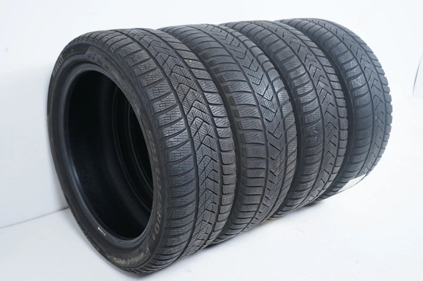 4 x Winterreifen Pirelli 225/45 R18 18 Zoll DOT21 ca.4mm MO