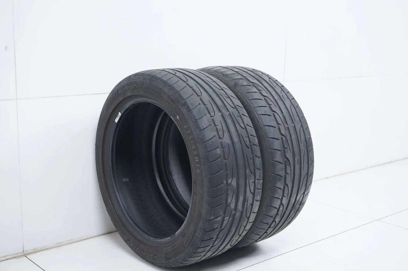 2 pneus été Dunlop 215/45/16 pouces DOT16, profondeur de sculpture d'environ 4 mm
