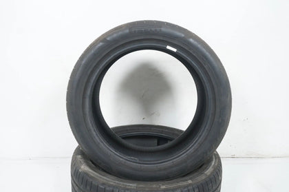 2 pneus été Pirelli DOT20 255/45/19 pouces, profondeur de sculpture d'environ 5 mm.