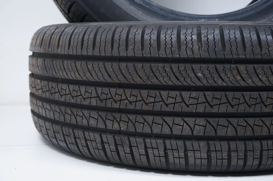 2 pneus été de démonstration Pirelli DOT23 MO 235/55/18 pouces