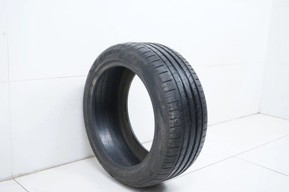 1 pneu été Pirelli DOT18 255/45/19 pouces, profondeur de sculpture d'environ 5 mm.