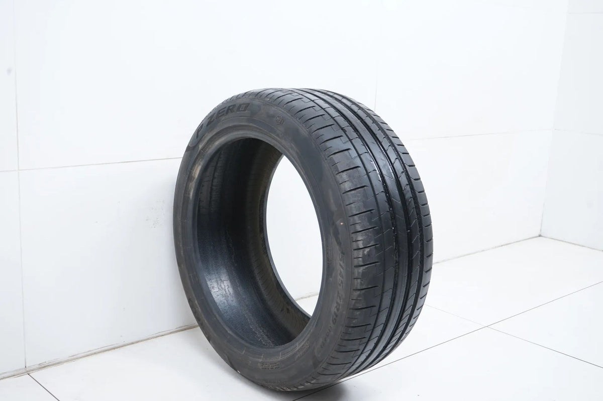 1 pneu été Pirelli DOT18 255/45/19 pouces, profondeur de sculpture d'environ 5 mm.