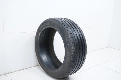 1 pneu été Pirelli DOT18 255/45/19 pouces, profondeur de sculpture d'environ 5 mm.