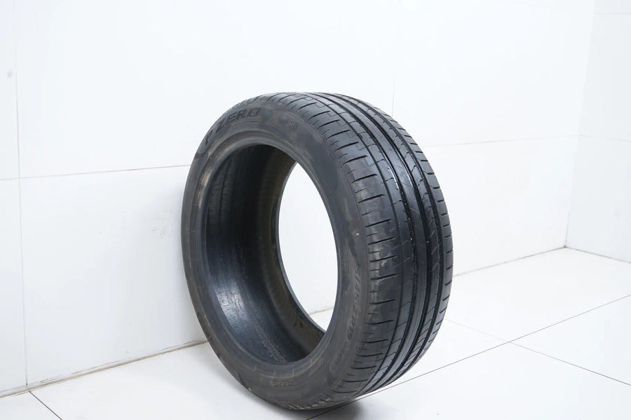 1 pneu été Pirelli DOT18 255/45/19 pouces, profondeur de sculpture d'environ 5 mm.