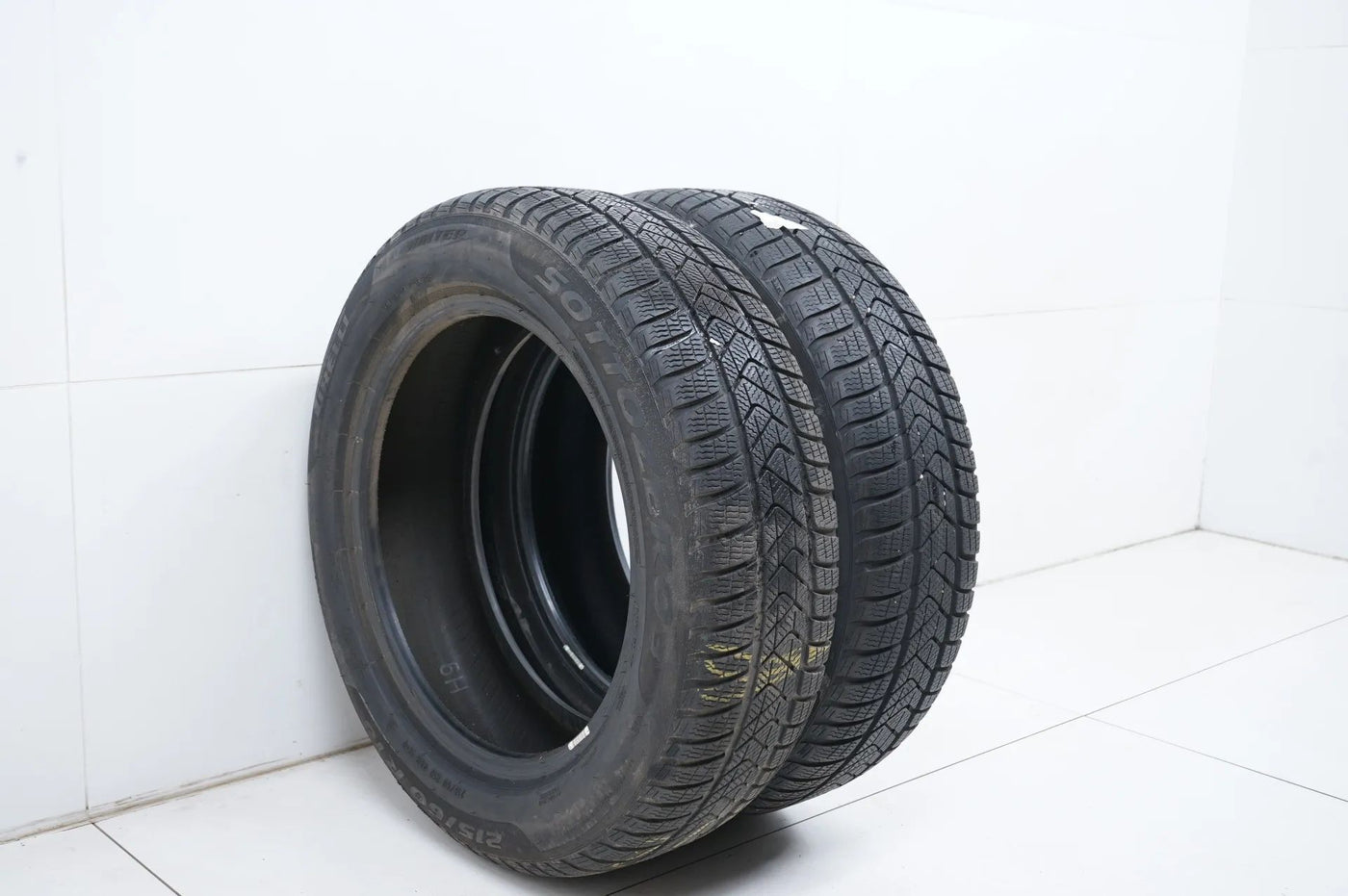 2 x  Winterreifen Pirelli 215 60 18 Zoll DOT18 ca. 5,5 mm MO RFT