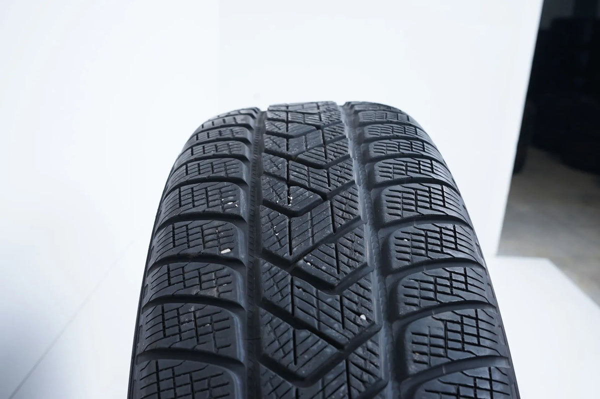 2x Winterreifen Pirelli 235 65 17 Zoll DOT18 MO ca.5 mm Detailansicht 6