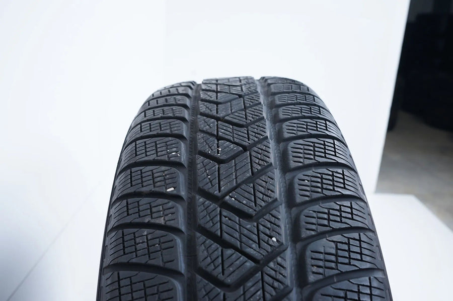 2x Winterreifen Pirelli 235 65 17 Zoll DOT18 MO ca.5 mm