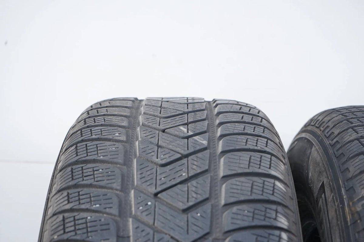 2x Winterreifen Pirelli 235 65 17 Zoll DOT20 MO ca.4 mm Detailansicht 4