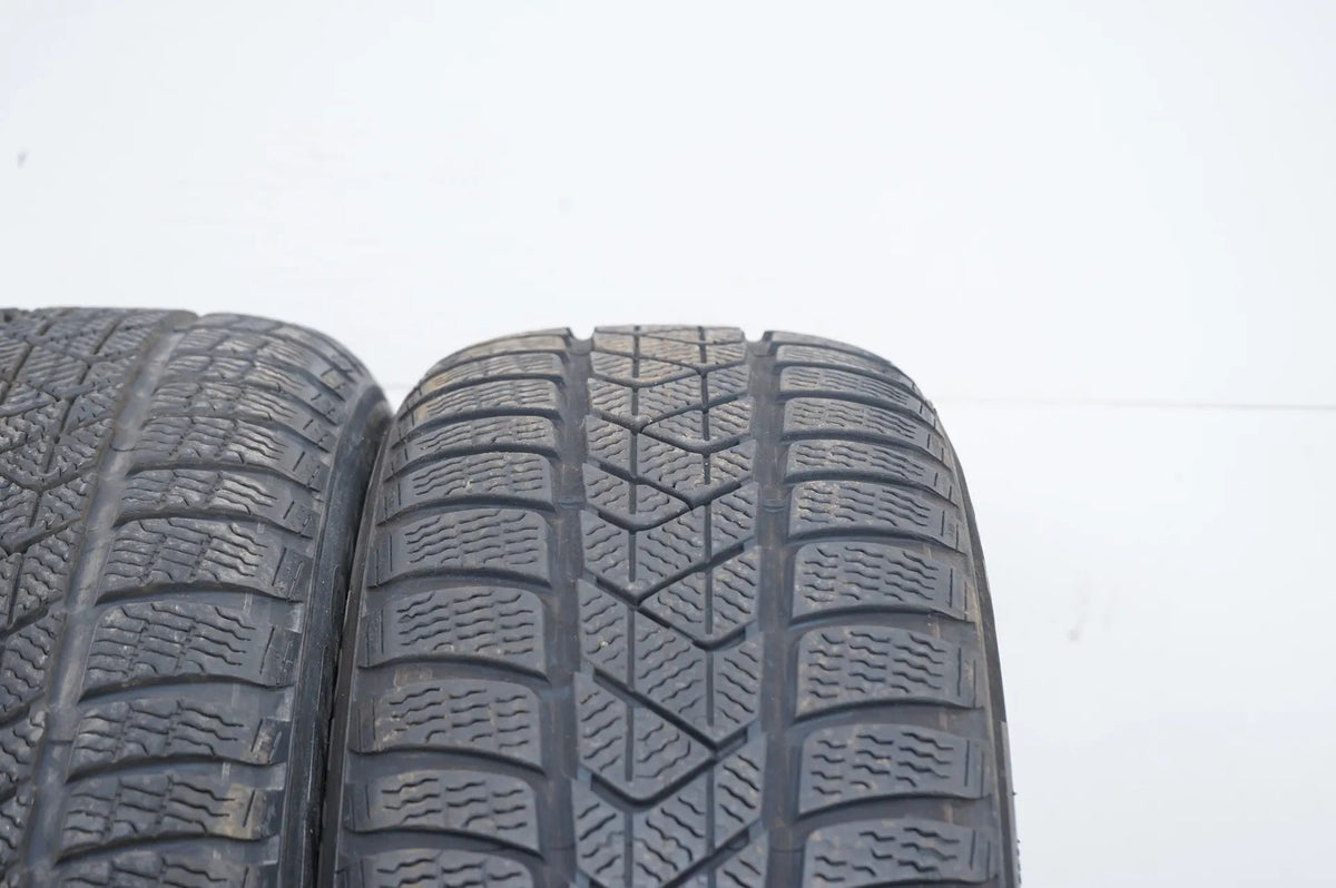 2 pneus hiver Pirelli 205/55/17 pouces DOT 22/21, profondeur de sculpture d'environ 4 à 6 mm. Vue détaillée 5