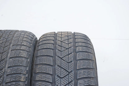 2 pneus hiver Pirelli 205/55/17 pouces DOT 22/21, profondeur de sculpture d'environ 4 à 6 mm.