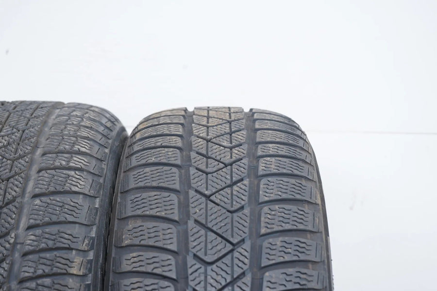 2 pneus hiver Pirelli 205/55/17 pouces DOT 22/21, profondeur de sculpture d'environ 4 à 6 mm.